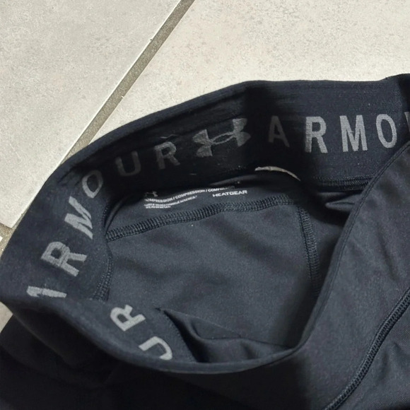 Under Armour Women‎ Black Compression Capri Leggings Heatgear Athletic Size M - Picture 7 of 8